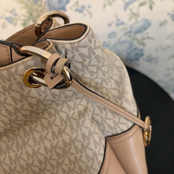 Michael Kors Tan and Cream Shoulder Bag - Picture 9 of 12